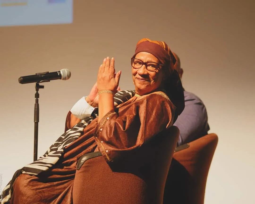 Photographie d'Ina Césaire les mains jointes en mars 2021