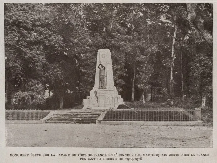 Cliché du monument aux mort élevé sur la Savane de Fort-de-France 