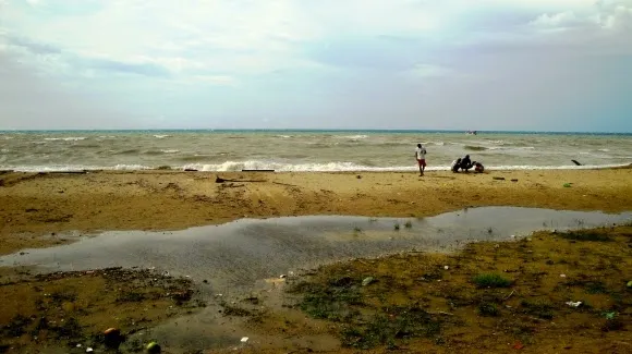 Photographe représentant une plage désolée