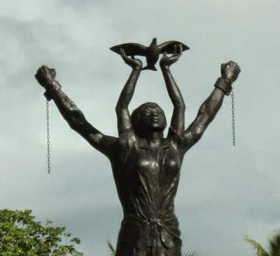 Photographie d'une statue en Guyane représentant un couple de Noirs marrons