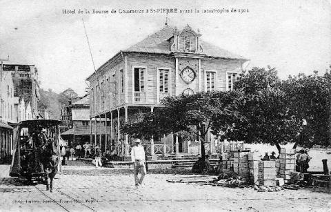 Tramway hippomobile de Saint-Pierre traversant la place Bertin