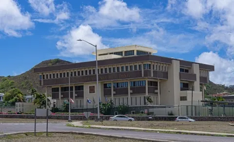 Photographie en couleur de la banque centrale de Saint-Kitts