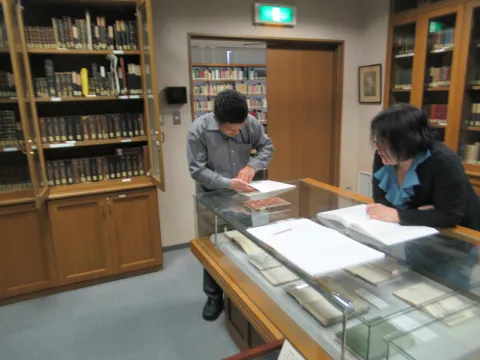 Photographie de Nakajima et M. Hajashi dans la bibliothèque Lafcadio Hearn