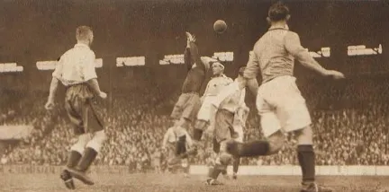 Photographie sépia d'un match France-Angleterre sur un corner devant les buts français