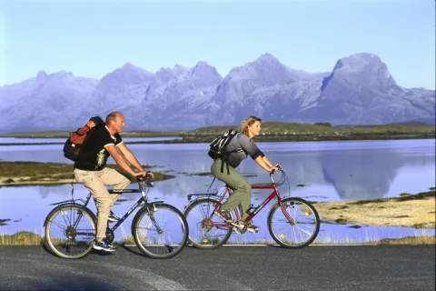 Photographie d'un couple faisant du vélo