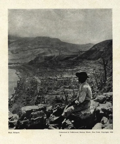 Photographie de la ville silencieuse depuis le Morne d'Orange lors de l'éruption de la Montagne Pelée en 1902