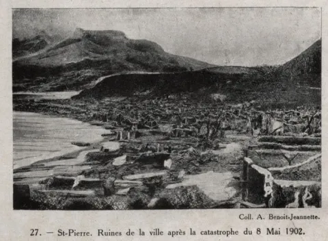 Cliché représentant Saint-Pierre en ruines après la catastrophe du 8 mai 1902